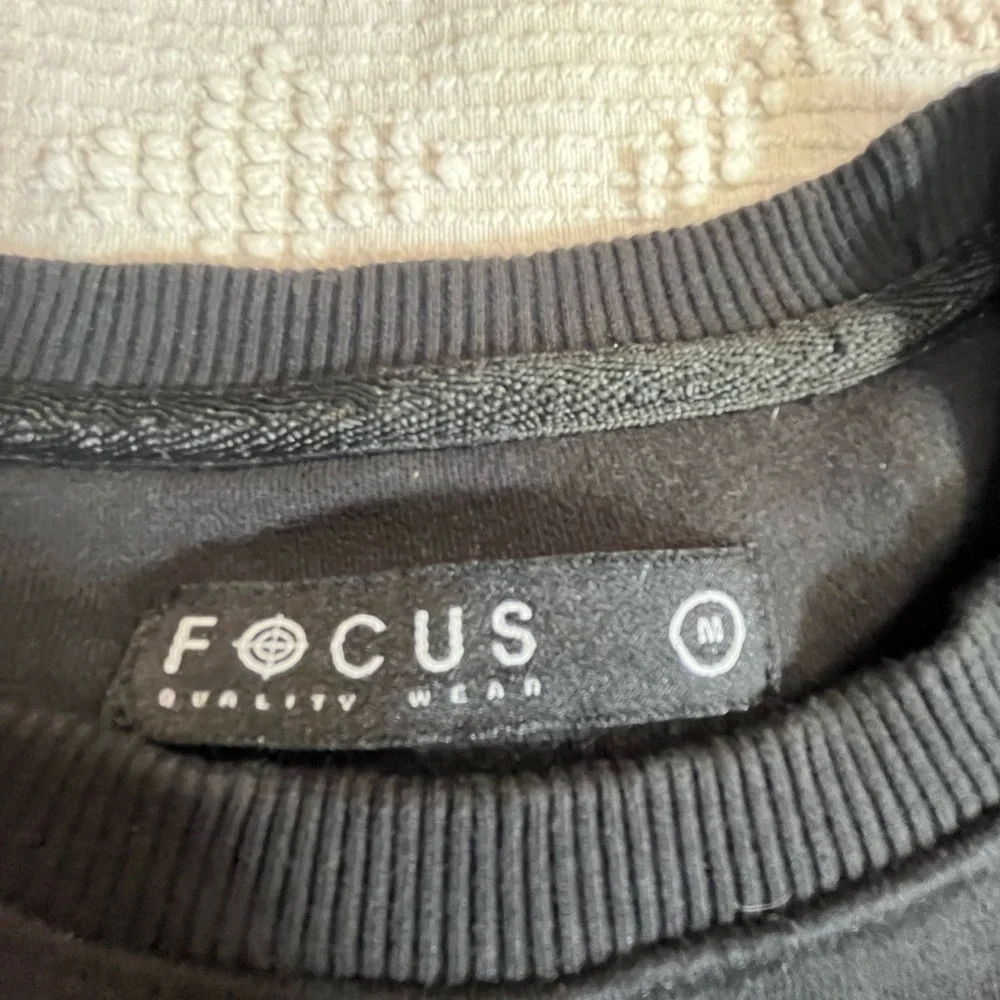 Focus Men's Black 'No Love' Heart Graphic Crewneck